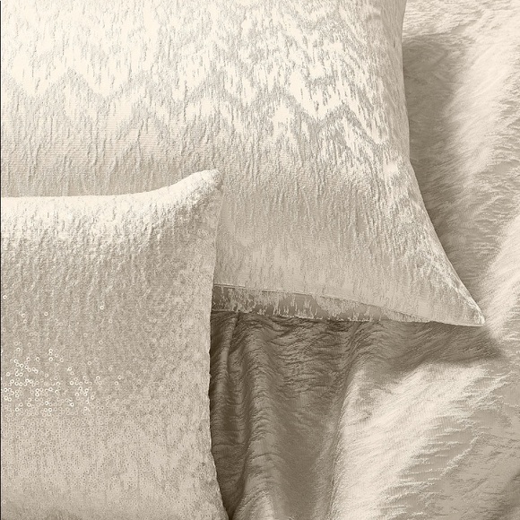 $500 Limited Edition Hotel Collection Distressed Chevron Comforter Set, Ivory - Picture 4 of 10